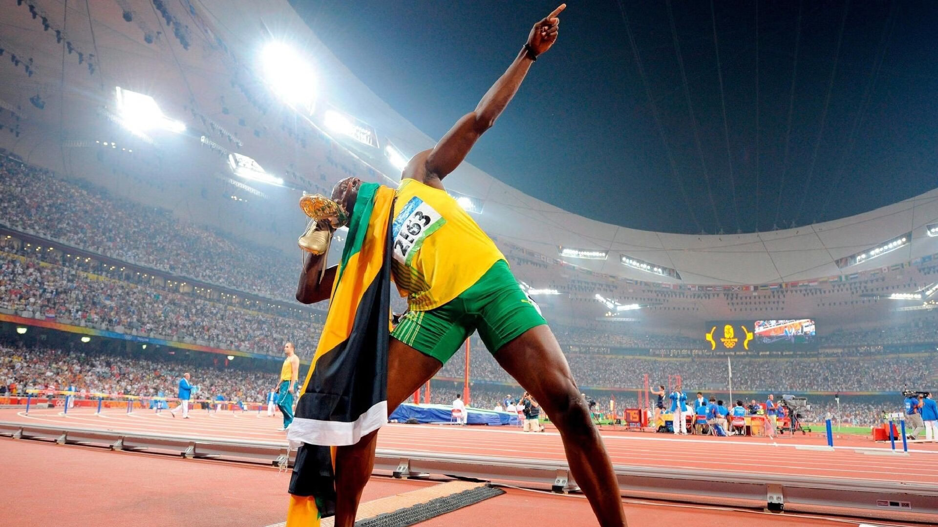 赛道与球场,F1揭幕战与开拓者封锁魔术的双重奏