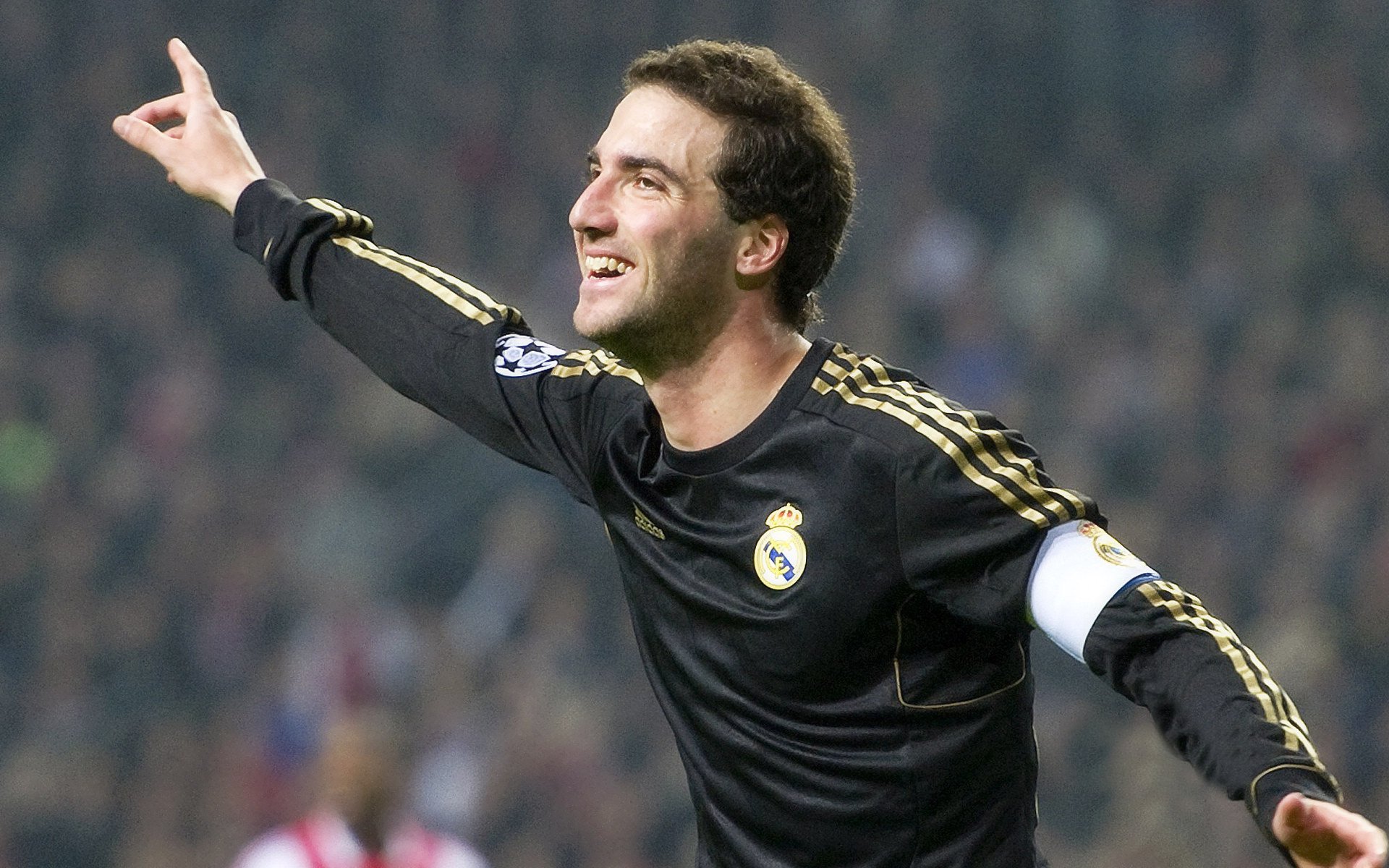 橙色风暴中的意外转折,里昂爆冷韩国,德里赫特临危受命成关键先生