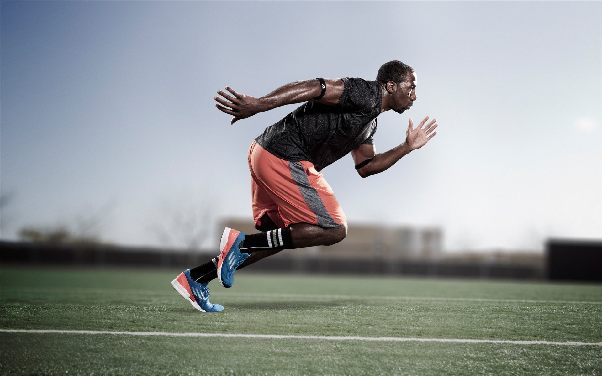 赛道上的意志对决,塞恩斯关键超越,索伯鏖战力克迈凯伦